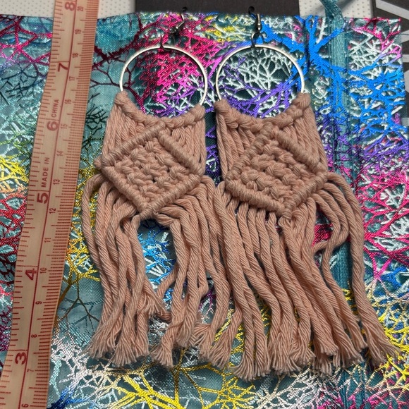 🖤Boho Chic Fringe Earrings in Pink🖤 - Picture 2 of 2